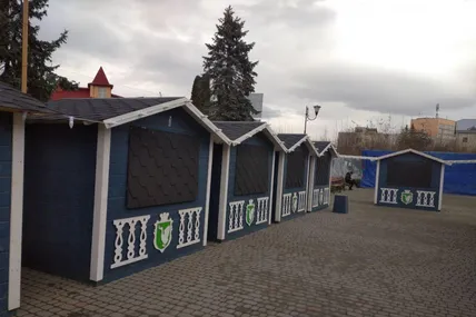 Половина торгових "шопок" ще не відкрились.
