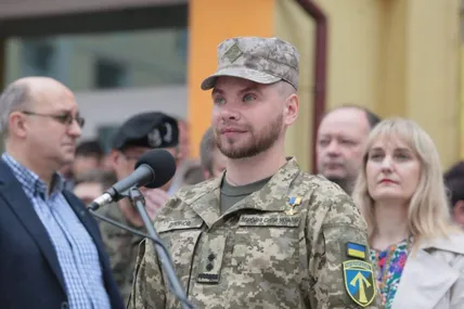 Почесний гість випускного ритуалу - випускники ліцею, Герой України підполковник Богдан Дронов. Фото Мирослава Пархомика.