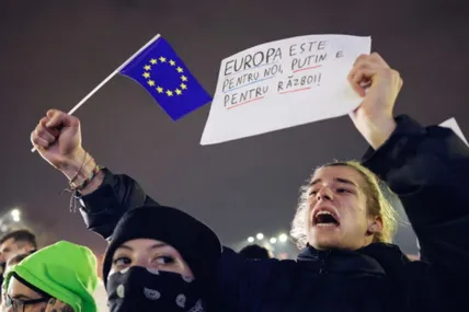 Масові протести опонентів проросійського Джорджеску тривають уже кілька днів. Напис на плакаті: "Європа за нас, путін за війни!". Фото ЕРА.