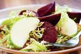 Салат з буряком, яблуками, сиром і горіхами