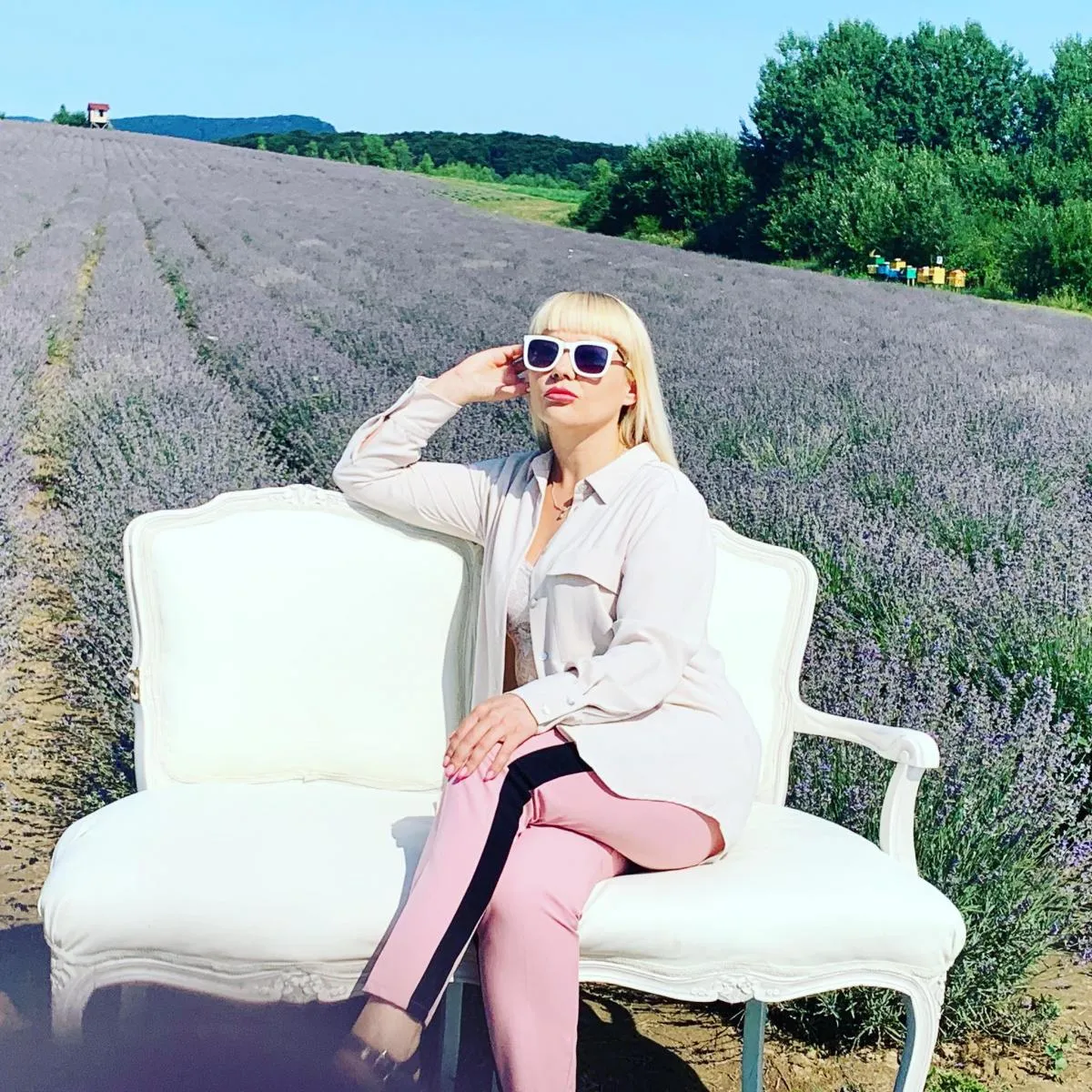 Лавандове поле — як фотостудія. Тут є чимало меблів для фотосесій — дивани, велосипед, гойдалка...  Фото автора