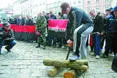 А під Ратушею – «Правий сектор» із бензопилами...