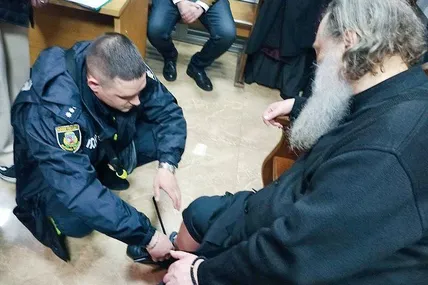 Митрополиту Павлу одягають на ногу електронний браслет — щоб знати, чи він кудись не втікає від правосуддя.