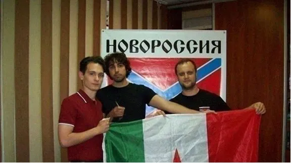 Представники організації Millennium Лука Пінтауді й Ораціо Марія Гнерре позують з італійським триколором на тлі прапора "Новоросії" в компанії з "народним губернатором" Павлом Губарєвим. 