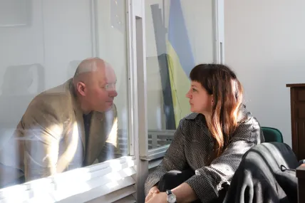 Ростислав Пацеляк зі своєю адвокаткою Наталією Вознюк, яка захищає й інших «беркутівців». Фото Олександра Тимошенка.