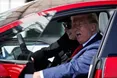 Трамп показово купив авто Tesla, щоб підтримати Маска