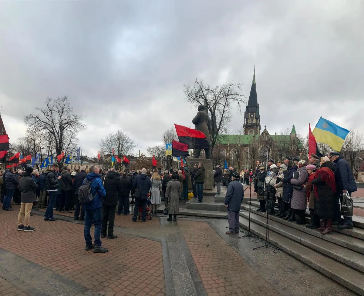 Урочистий захід біля пам'яника Бандері 