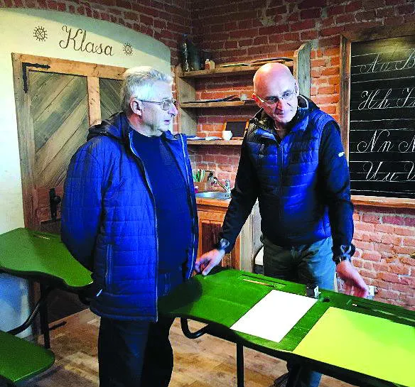 Каліграфії вирішили повчитися редактор газети «Дзеннік Кійовскі» Станіслав Пантелюк (зліва) і директор представництва «Польська Організація Туристична» Влодзімєж Щурек