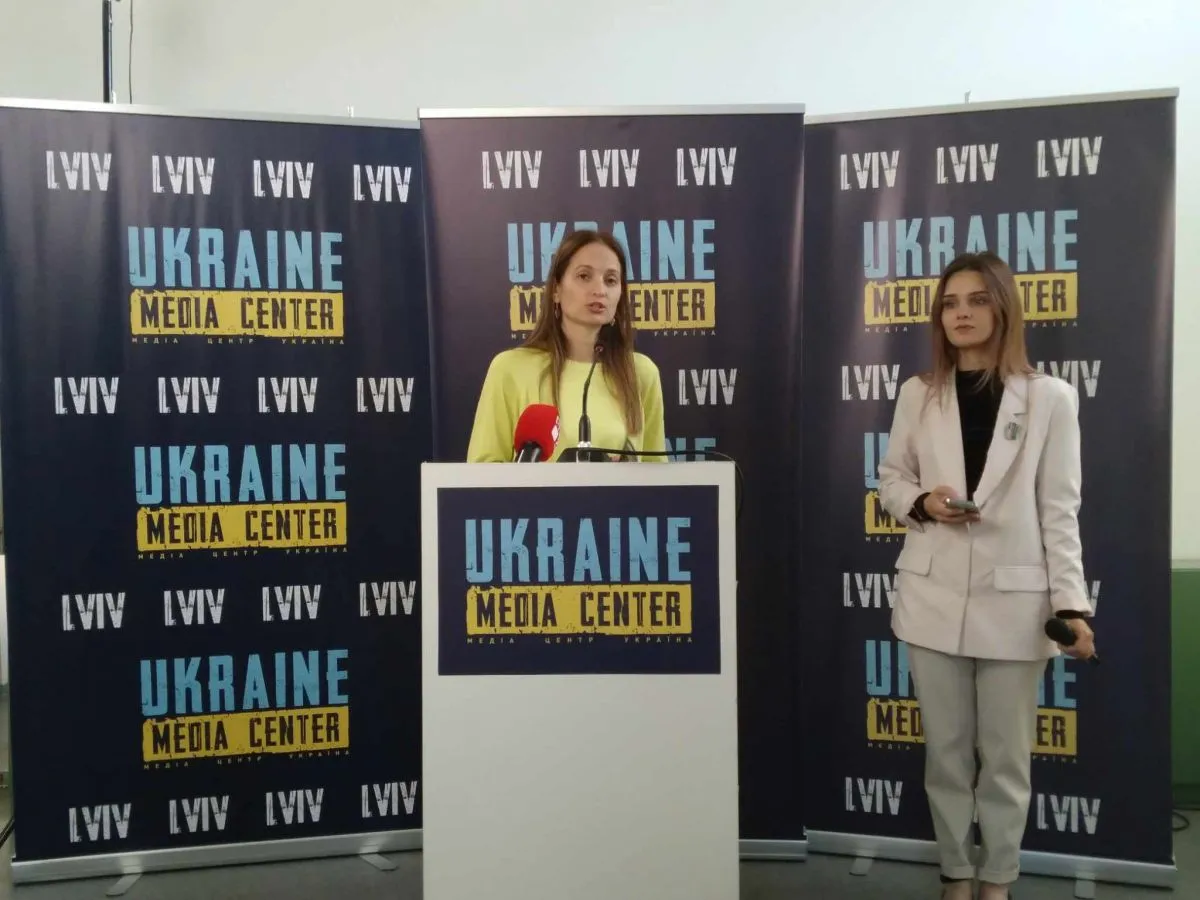 Ксенія Федоришина (зліва) розповідає про фестиваль "Золотий Лев". Фото автора