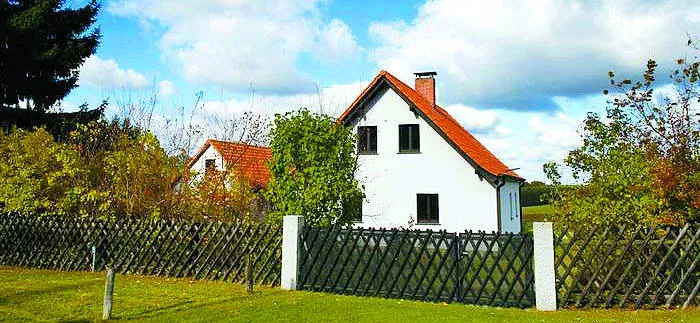А так виглядає дача німецького канцлера Ангели Меркель – звичайний сільський будинок поблизу Темпліна...