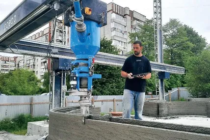 Зараз початкова стадія будівництва. Працює спеціальний принтер. Фото ЛМР