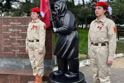 У Маріуполі делегація з москви відкрила пам’ятник бабці з прапором комунізму