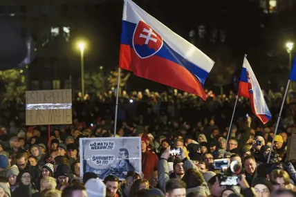 На опозиційному мітингу в Братиславі майоріли прапори Словаччини та Європейського Союзу. Фото АР.