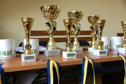 Нагороди для кращих футбольних прогнозистів, які перемогли за підсумками конкурсу «ВЗ» у 2024 році. Одним з меценатів нашого конкурсу був ексфорвард «Карпат» Василь Швед. Фото автора.