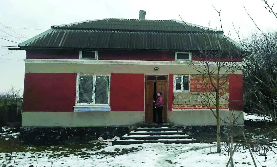 Марія показує свій новенький будинок
