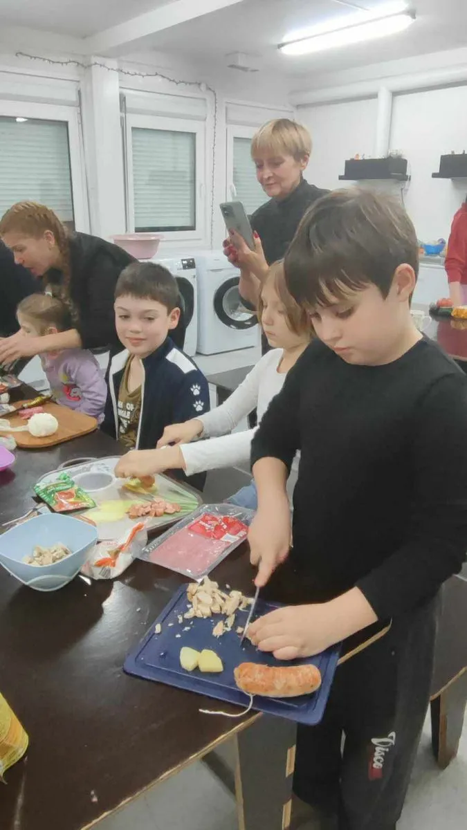 Кулінарний майстер-клас (на передньому плані – онук Давид).