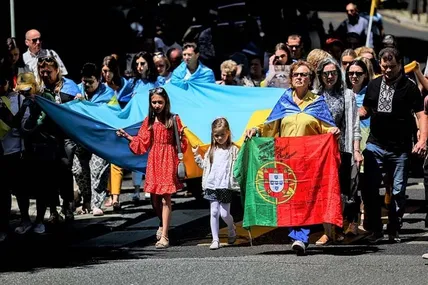 Португальці й українці, що живуть у Португалії, демонструють на вулицях Лісабона на підтримку України. Фото Reuters.