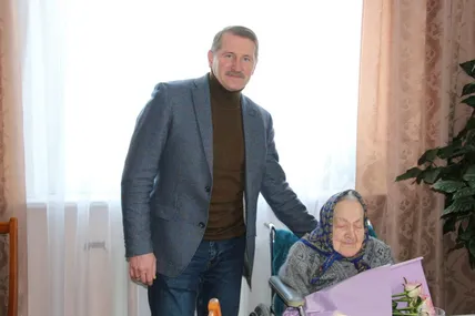 Ювілярку привітав міський голова Дрогобицької ОТГ Тарас Кучма. Фото пресслужби Дрогобицької ОТГ.