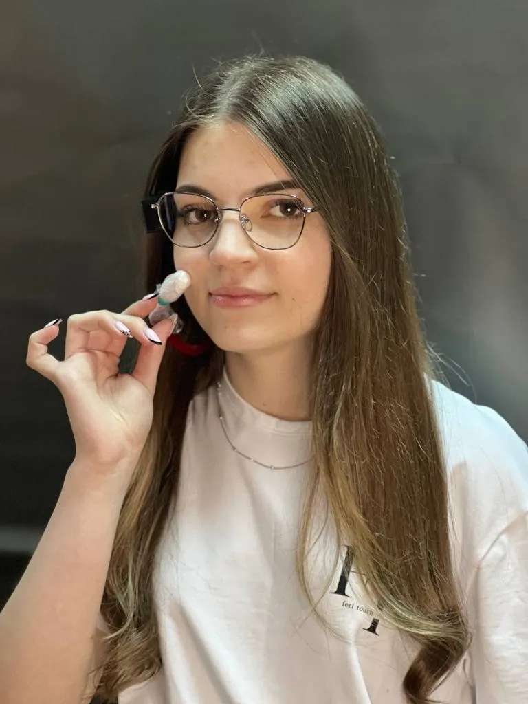 Учасниця проєкту Христина Палюх презентує пристрій для людей з особливими потребами. 