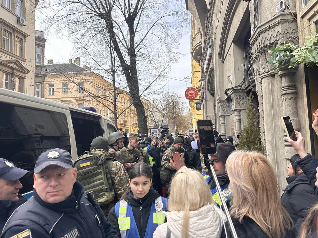 Зінченка привезли до суду із запізненням... 