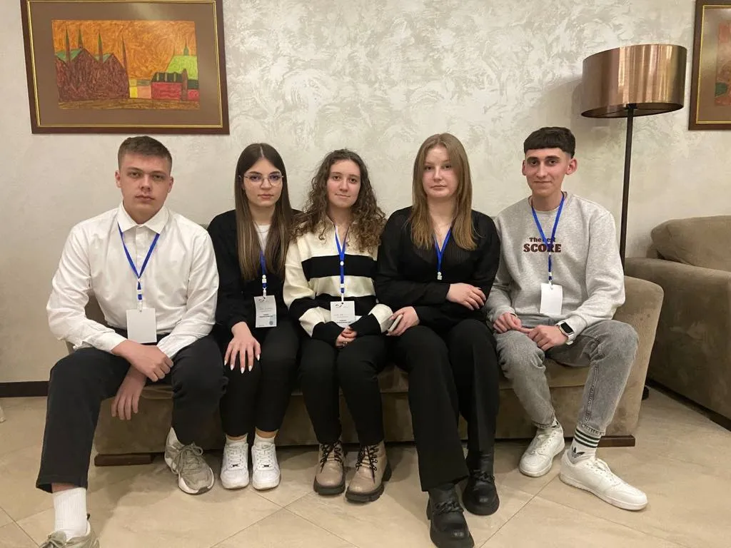Команда учнів Новояворіського училища, яка працювала над комп'ютерною мишкою, яку можна використовувати без рук. 