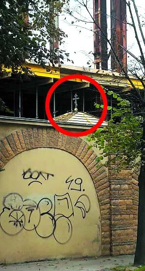 Баню каплички видно з вулиці Антоновича.