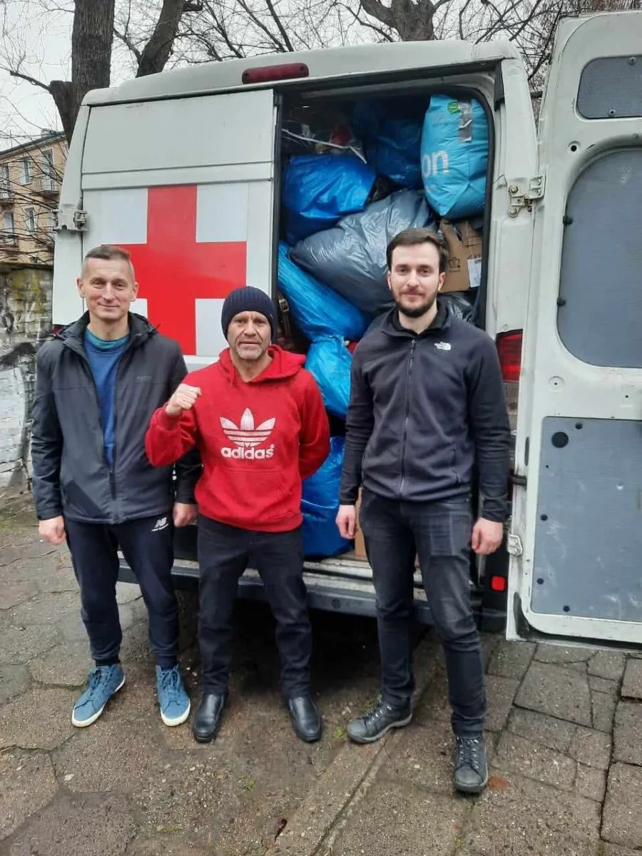 Разом із соратниками відомий херсонський кравець привозить краянам гуманітарну допомогу. Фото із домашнього альбому О. Акимченкова.