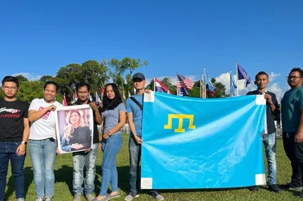 Учасники акції розгорнули національний прапор кримських татар