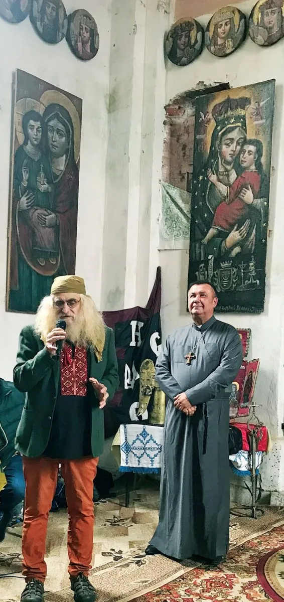 Лев Скоп і отець Василь Полянко у відновленому Пантеоні.