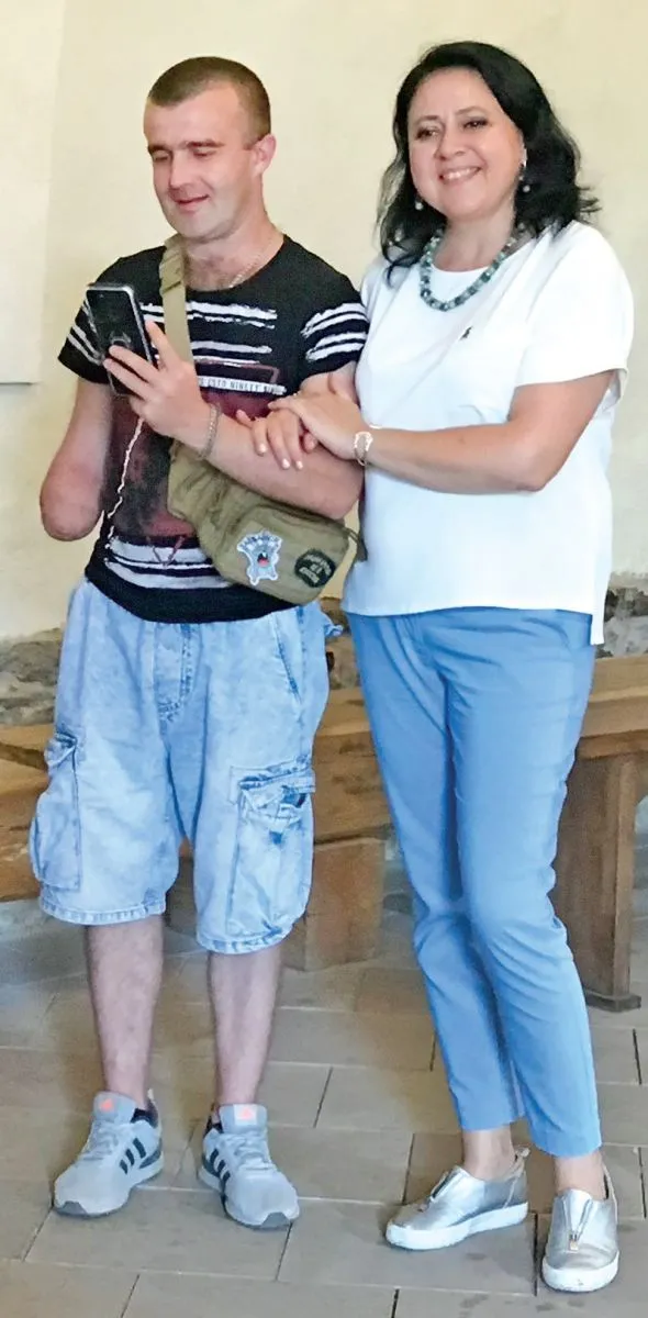 Щоб підспівати солістці Львівської національної філармонії Оксані Савіцькій, Дмитро шукав слова у телефоні.