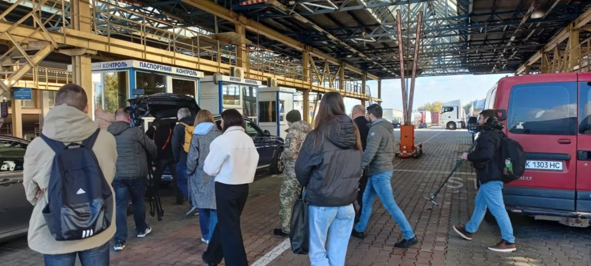 Журналісти побували на пункті пропуску "Краківець- Корчова"