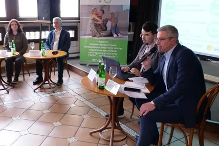 Керівник проєкту “Надання високотехнологічних інноваційних медичних послуг соціально вразливим категоріям суспільства у Львівській області” Віталій Харечко та Директор Медичного центру NOVO Тарас Лисак під час презентації.