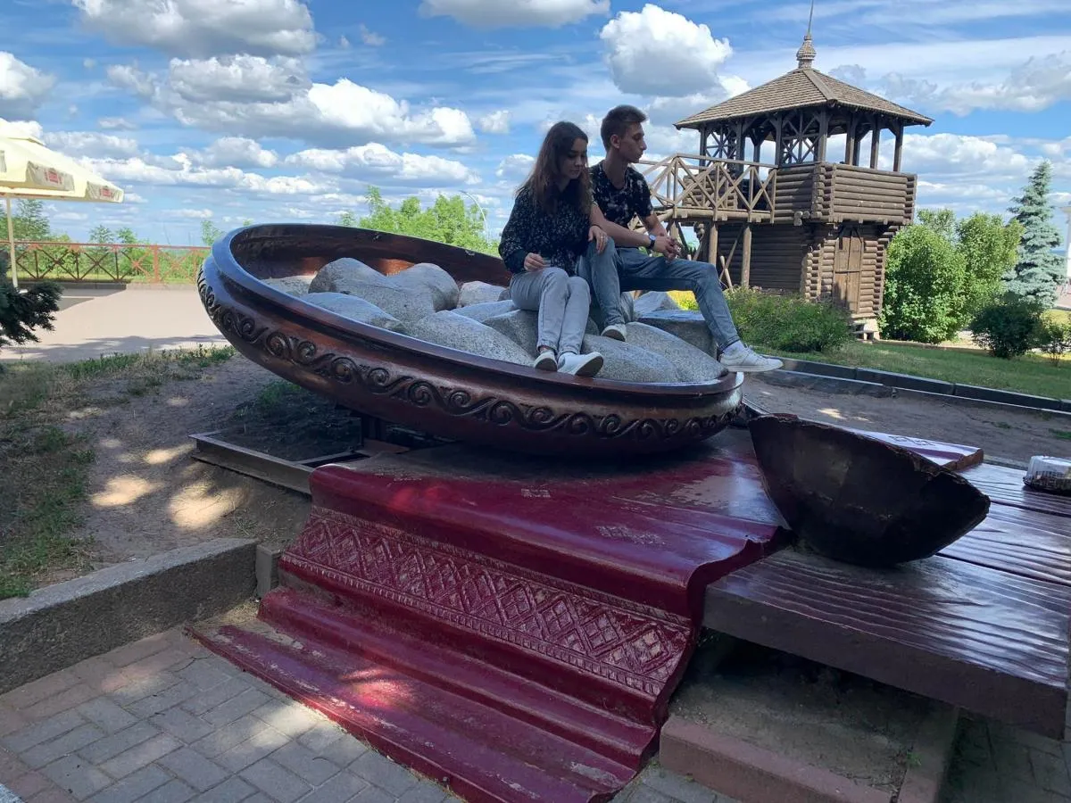 Фото автора. Це пам’ятник на честь полтавського смаколика - галушки.