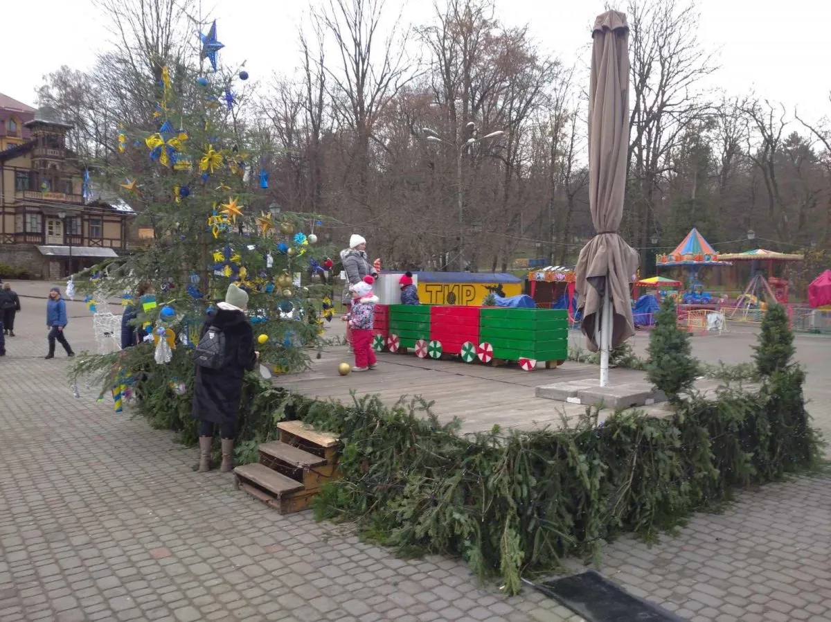 Маленька сцена з ялиночкою