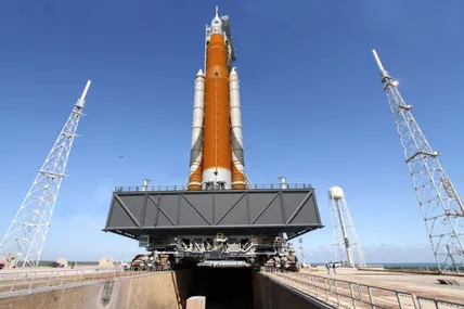 Ракета Space Launch System (SLS) на стартовому майданчику космодрому на мисі Канаверал (Флорида, США). Фото NASA.