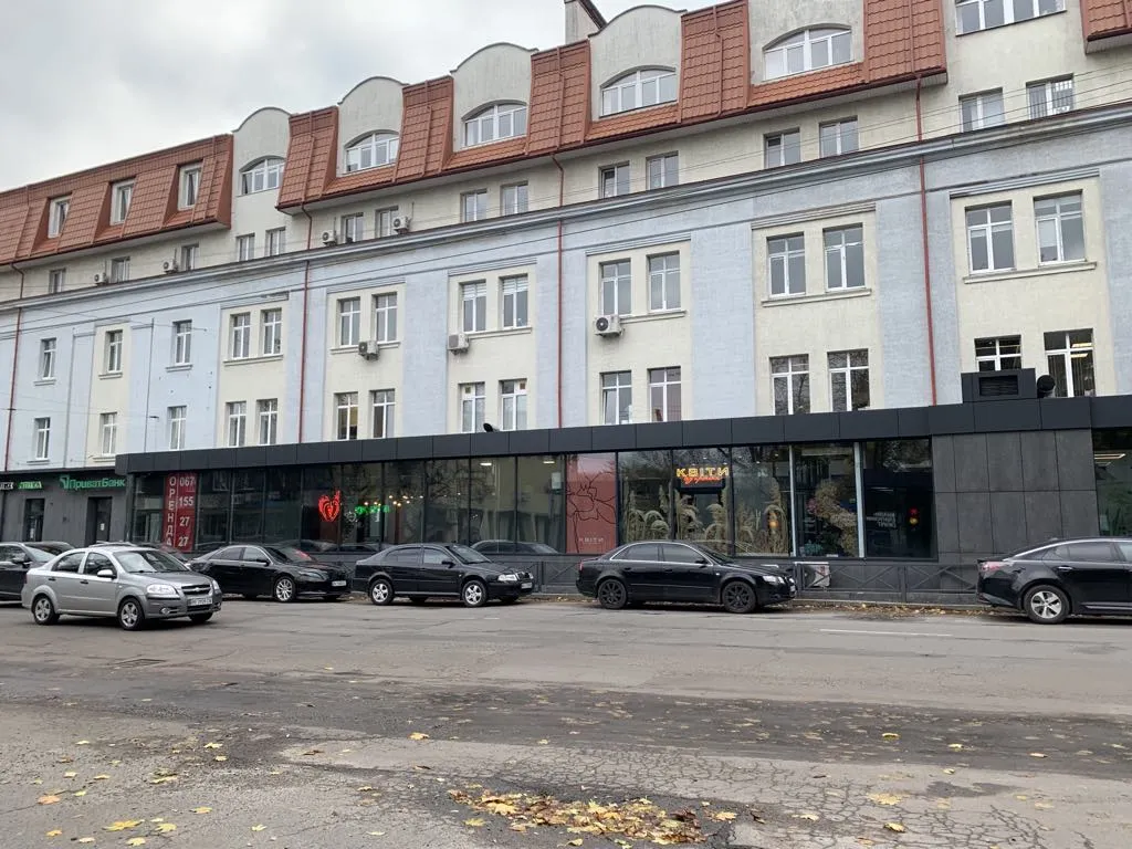 Через дорогу - перший торговий пасаж родини Косенків, який відкрили навесні цього року. 