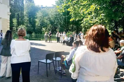 Пані Галина розповіла, що їх із сином на свято останнього дзвоника не запросили.