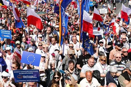Крім біло-червоних прапорів Польщі, під час опозиційного “Маршу мільйона сердець” у Варшаві майоріли й прапори Європейського Союзу. Фото tvn24.pl