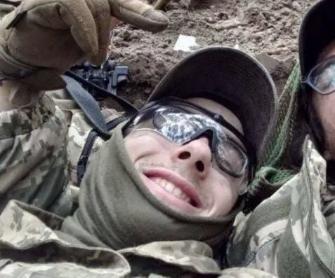 Американець Clayton Hightower, який накрив пораненого француза своїм тілом, але згодом загинув від російської кулі.