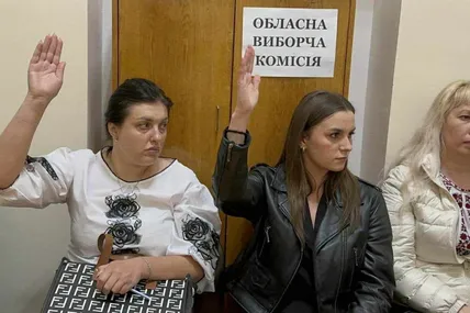 Засідання комісії 18 травня: члени голосують, але "КПД" дорівнює нулю. Фото Назарія Островського.