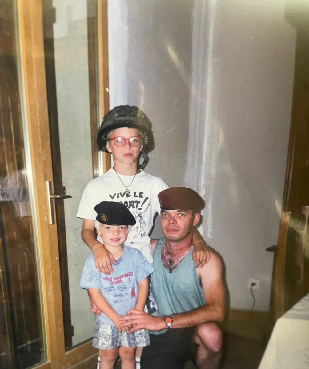 Архівне фото Брендонів: вгорі — брат Ніколя, зліва — сам він, справа — батько.