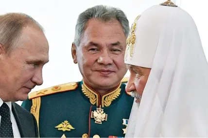 У своїй ненависті до України путін, його духовний наставник кіріл, міністр оборони шойгу – як «блізнєци-братья»... Фото AFP