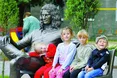 «На лавочці з нашим Андрійком фотографуються діти»