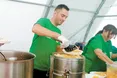 Благодійники годують усіх, хто потребує