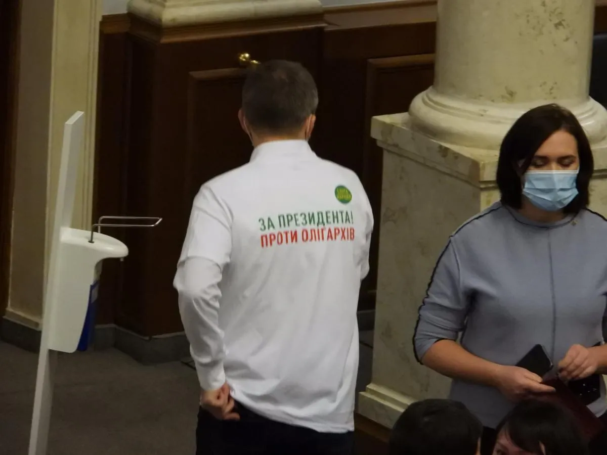 "Антиолігархічні" футболки "слуги". Фото Андрій Дзиндзя