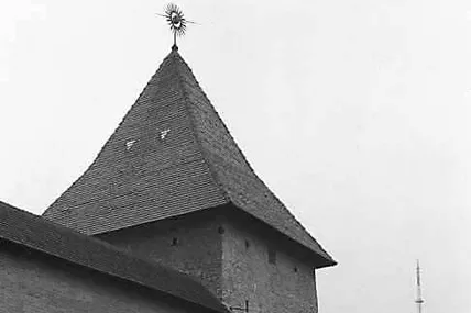 Глинянська брама у 1987 році. Зараз “сонечка” на вежі немає. Фото зі сайту рslava.infо