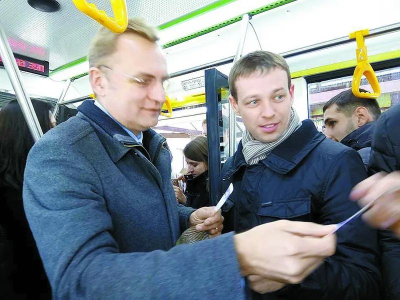 Міський голова всю дорогу стояв і роздавав пасажирам сувенірні квитки.