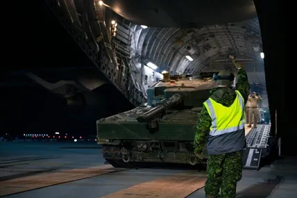 Leopard 2 вивантажили з військового літака у Польщі