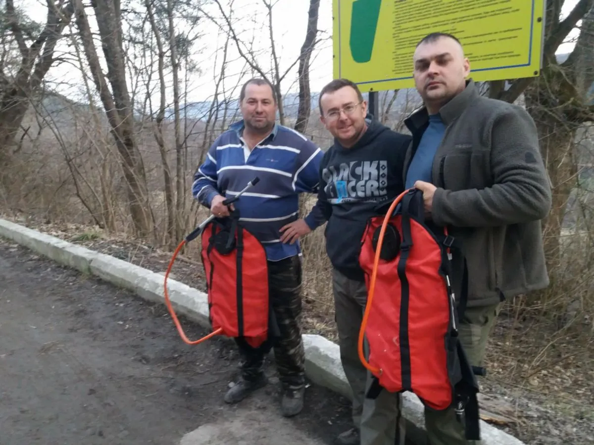 Погасити полум‘я, яке пробиралося у ліс, вдалося з допомогою спеціальних ранців і помп. Фото автора.