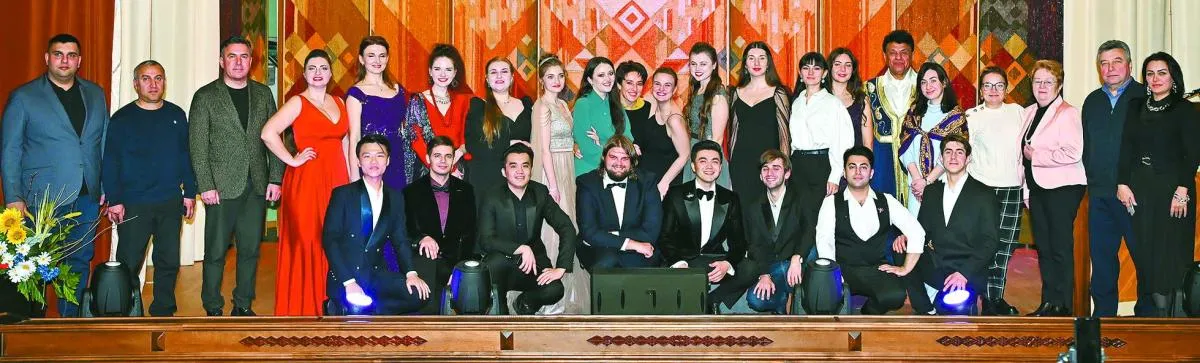 Виконавці, члени журі та організатори пісенного конкурсу «Пам’яті Мусліма Магомаєва».